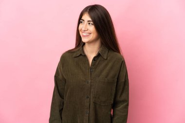 Pembe arka planda izole edilmiş beyaz bir kadın.