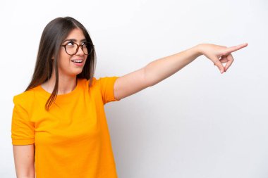 Beyaz arka planda izole edilmiş genç beyaz kadın...