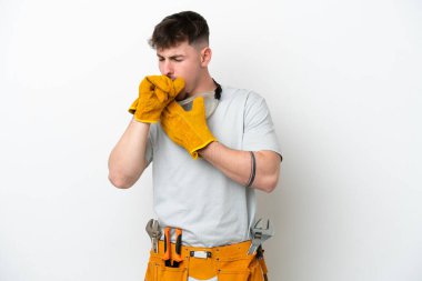 Beyaz arka planda izole genç beyaz elektrikçi öksürük ve kötü hissediyor