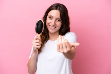 Pembe arka planda saçı taranmış beyaz bir kadın, bizimle gelmesi için davet ediyor. Gelmene sevindim.