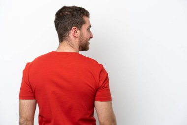 Beyaz arka planda izole edilmiş beyaz tenli genç bir adam.