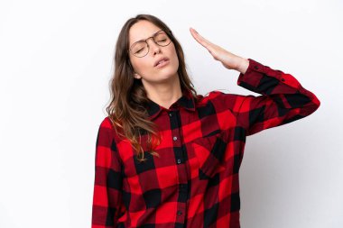 Beyaz arka planda izole edilmiş, yorgun ve hasta bir yüzü olan beyaz bir kadın.