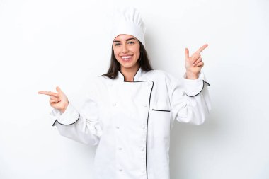 Beyaz arka planda genç bir aşçı kadın parmak ucunda ve mutlu.