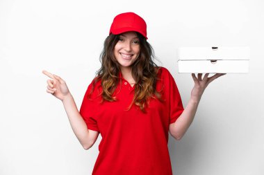 Pizza dağıtan kadın iş üniformalı beyaz arka planda izole edilmiş pizza kutuları alıyor.