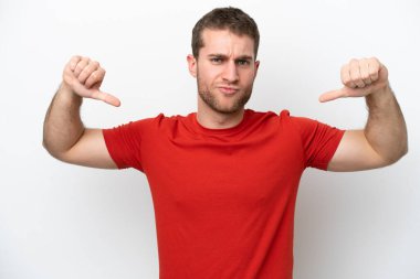 Beyaz arka planda soyutlanmış, gururlu ve kendini beğenmiş beyaz bir adam.