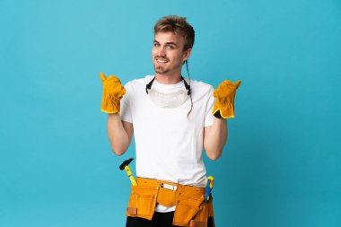 Genç elektrikçi, izole edilmiş duvarın üzerinden başparmak işareti ve gülümseme ile geçti.