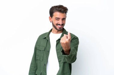 Beyaz arka planda izole genç beyaz adam geliyor.