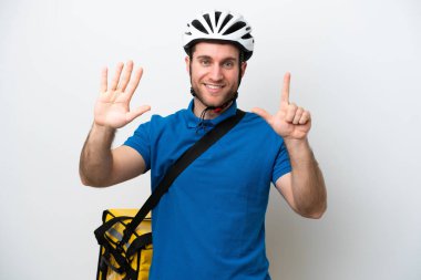 Beyaz arka planda izole edilmiş termal sırt çantalı beyaz adam yediyi parmaklarıyla sayıyor.