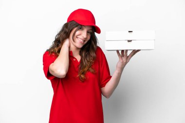 Pizza dağıtan kadın iş üniformalı beyaz arka planda izole edilmiş pizza kutuları alıyor.