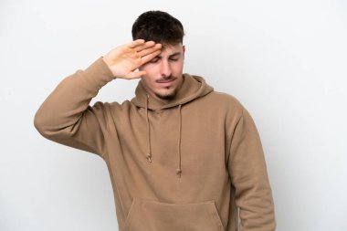 Beyaz arka planda izole edilmiş, yorgun ve hasta bir yüzü olan beyaz, beyaz, yakışıklı bir adam.