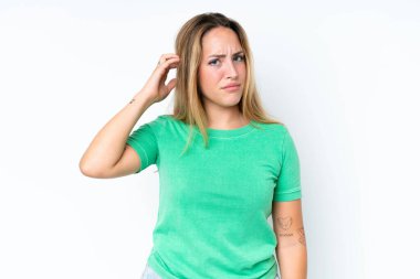 Beyaz arka planda izole edilmiş genç beyaz kadın şüpheleri var.