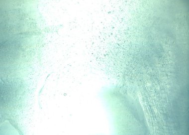 Kış mavisi soğuk soyut arka plan. Soğuk güneş ışığı görüntüsü. Bulanık zeminde soğuk bir tonda havanın neminden kaynaklanan su damlacıklarındaki şeffaf camlar. Yoğunlaşmanın dokusu mavi.