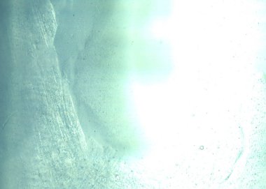 Kış mavisi soğuk soyut arka plan. Soğuk güneş ışığı görüntüsü. Bulanık zeminde soğuk bir tonda havanın neminden kaynaklanan su damlacıklarındaki şeffaf camlar. Yoğunlaşmanın dokusu mavi.