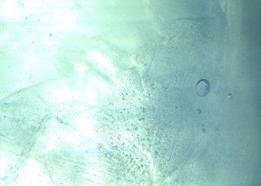 Kış mavisi soğuk soyut arka plan. Soğuk güneş ışığı görüntüsü. Bulanık zeminde soğuk bir tonda havanın neminden kaynaklanan su damlacıklarındaki şeffaf camlar. Yoğunlaşmanın dokusu mavi.