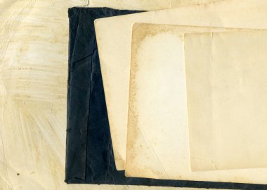 Antika kağıt yığını. Çerçeveli Retro fotoğraf albümü. Yaşlanmış ve sararmış kartpostallar.