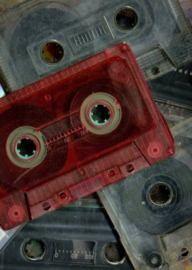 Yan yana yerleştirilmiş klasik ses kasetleri var. Ses kaydı ve kayıt formatının eskimiş teknolojisi ses kasetleri, üst görünüm. 80 'lerin retro müzik arkaplanı.