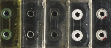 Eski ses kaset koleksiyonunu ayarlayın. Ses kaydı ve çalma biçimi ses kasetleri, üst görünüm. Eski medya aygıtları. 80 'lerin retro müzik arkaplanı.