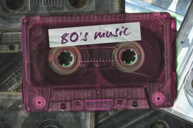 Yan yana yerleştirilmiş klasik ses kasetleri var. Ses kaydı ve kayıt formatının eskimiş teknolojisi ses kasetleri, üst görünüm. 80 'lerin retro müzik arkaplanı.