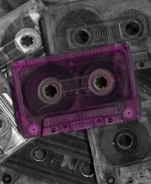 Yan yana yerleştirilmiş klasik ses kasetleri var. Ses kaydı ve kayıt formatının eskimiş teknolojisi ses kasetleri, üst görünüm. 80 'lerin retro müzik arkaplanı.