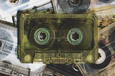 Yan yana yerleştirilmiş klasik ses kasetleri var. Ses kaydı ve kayıt formatının eskimiş teknolojisi ses kasetleri, üst görünüm. 80 'lerin retro müzik arkaplanı.