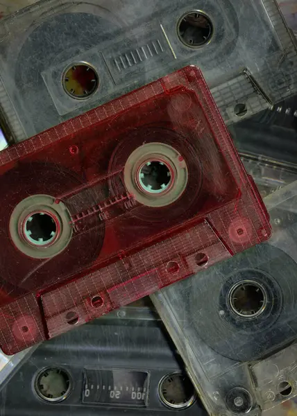 Yan yana yerleştirilmiş klasik ses kasetleri var. Ses kaydı ve kayıt formatının eskimiş teknolojisi ses kasetleri, üst görünüm. 80 'lerin retro müzik arkaplanı.
