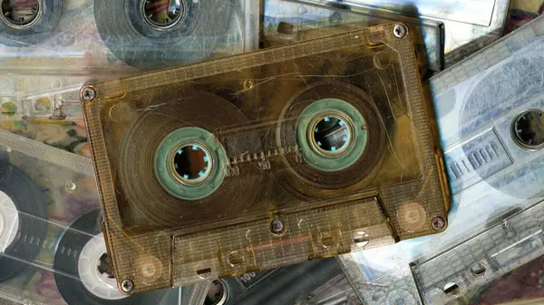 Yan yana yerleştirilmiş klasik ses kasetleri var. Ses kaydı ve kayıt formatının eskimiş teknolojisi ses kasetleri, üst görünüm. 80 'lerin retro müzik arkaplanı.