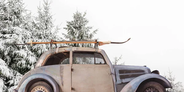 Старовинний Вивітрюваний Автомобіль Лижами Прикріпленими Стійки Даху Перед Сніговим Покриттям — стокове фото