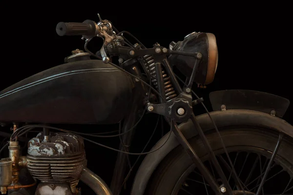 Ročník Ošlehaný Anglický Motocykl Přední Části Černého Pozadí — Stock fotografie