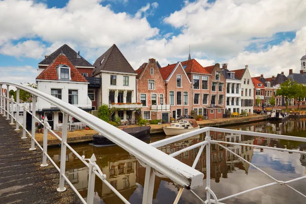 荷兰弗里斯兰Dokkum市中心的古运河房屋和桥梁 — 图库照片