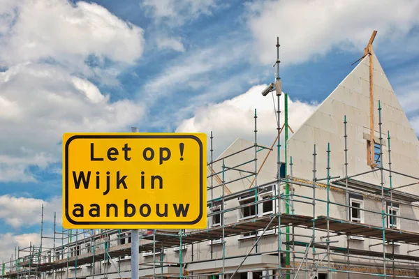 在荷兰新家庭住房前签署 正在建造的住宅区 的荷兰语文本 — 图库照片