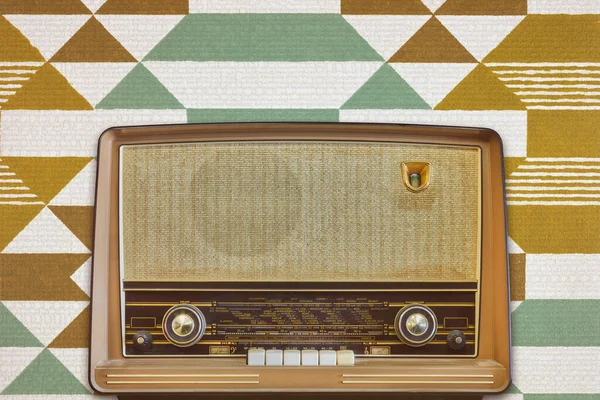 Vintage Radio Wyświetlaczem Pokazującym Europejskie Miasta Przed Tapetą Retro — Zdjęcie stockowe