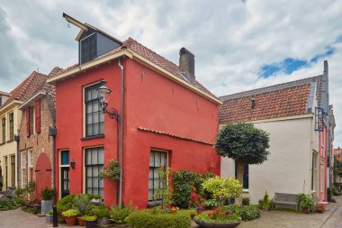 Deventer, Hollanda 'daki ünlü Walstraat caddesindeki antik renkli evler