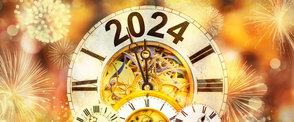 2024 Yeni Yıl 'da saat gece yarısına kadar geri sayıyor altın arka plan ve havai fişeklerle.