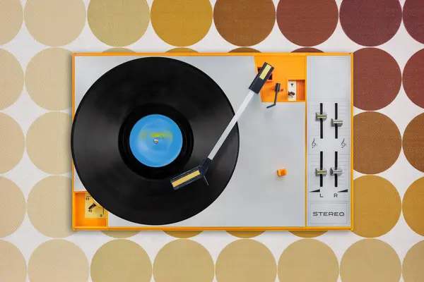 Ovanifrån Orange Vintage Skivspelare Framför Retro Brun Tapet Stockbild