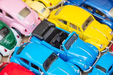 Deventer, Hollanda - 10 Ağustos 2023: Deventer, Hollanda 'da renkli Volkswagen Beetle model araba koleksiyonu