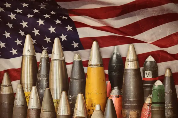 Militära Bomber Och Ammunition Framför Amerikansk Flagga Royaltyfria Stockbilder