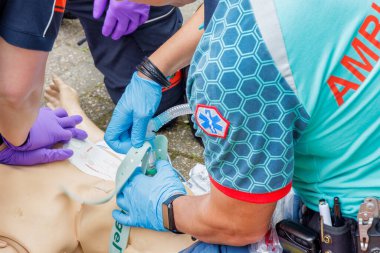 Velp, Hollanda - 1 Haziran 2024: Hollanda ambulansı Velp, Hollanda 'da bir mankene kalp masajı yapıyor