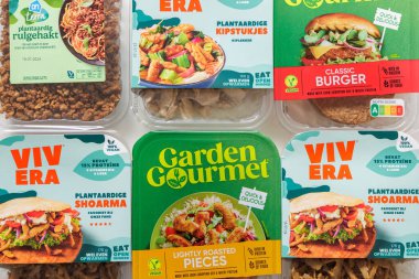 Dieren, Hollanda - 1 Temmuz 2024: Hollanda Dieren, Hollanda 'da paketlenmiş vejetaryen bitki temelli et çeşitleri