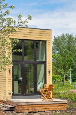 Almere, Hollanda - 17 Mayıs 2022: Hollanda, Almere 'de yeşil bir çevrede yeni ahşap küçük ev