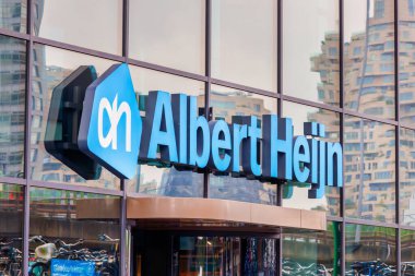 Amsterdam, Hollanda - 4 Eylül 2024: Amsterdam Zuidas, Hollanda 'da bir Hollandalı Albert Heijn süpermarketinin girişi