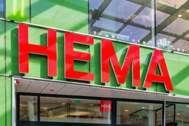Almere, Hollanda - 17 Eylül 2024: Hollanda 'nın Almere kentindeki Hollandalı bir zincir mağazası olan HEMA' nın mağaza giriş işareti