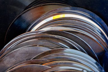 Eski vinil turntable plakları yığını