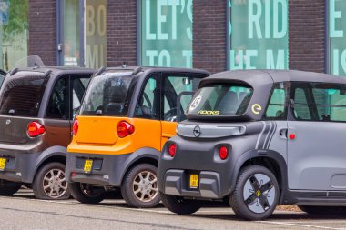 Amsterdam, Hollanda - 4 Eylül 2024: Amsterdam Zuidas, Hollanda 'da park halindeki elektrikli mikro arabalar