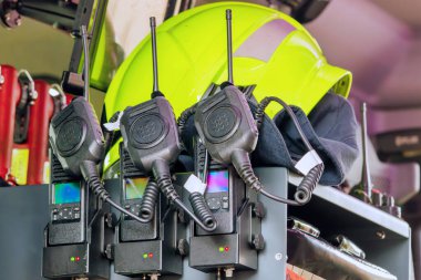 Kaskı ve telsizi olan bir Alman itfaiye aracının içi.