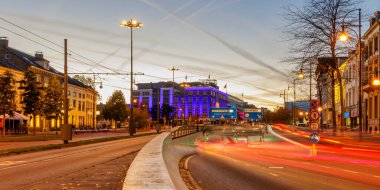 Hollanda 'nın Arnhem kentindeki Willemdunel' in önündeki trafik ışıkları bulanık.