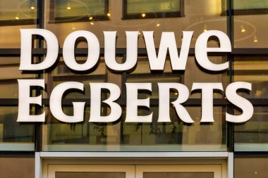 Arnhem, Hollanda - 13 Ocak 2025: Hollanda 'nın Arnhem kentinde JDE Peet' in sahibi olduğu bir Hollanda kahvesi olan Douwe Egberts 'in logosu