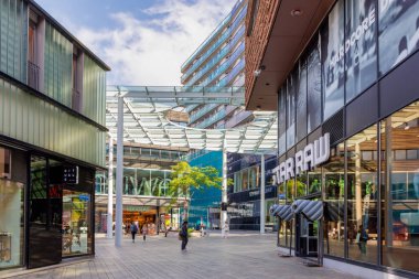 Almere, Hollanda - 17 Eylül 2024: Hollanda 'nın Almere kentindeki Modern Hollanda alışveriş merkezi