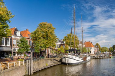 Dokkum, Hollanda - 27 Eylül 2023: Hollanda 'nın eski Hollanda şehir merkezi Dokkum' un kanalı ile görüntülendi