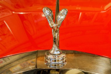 Drempt, Hollanda - 11 Aralık 2024: Hollanda 'nın Drempt köyünde 1986 model kırmızı Rolls-Royce Corniche II üstü açık klasik bir arabanın ön görüntüsü