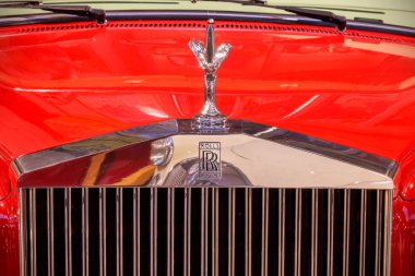 Drempt, Hollanda - 11 Aralık 2024: Hollanda 'nın Drempt köyünde 1986 model kırmızı Rolls-Royce Corniche II üstü açık klasik bir arabanın ön görüntüsü